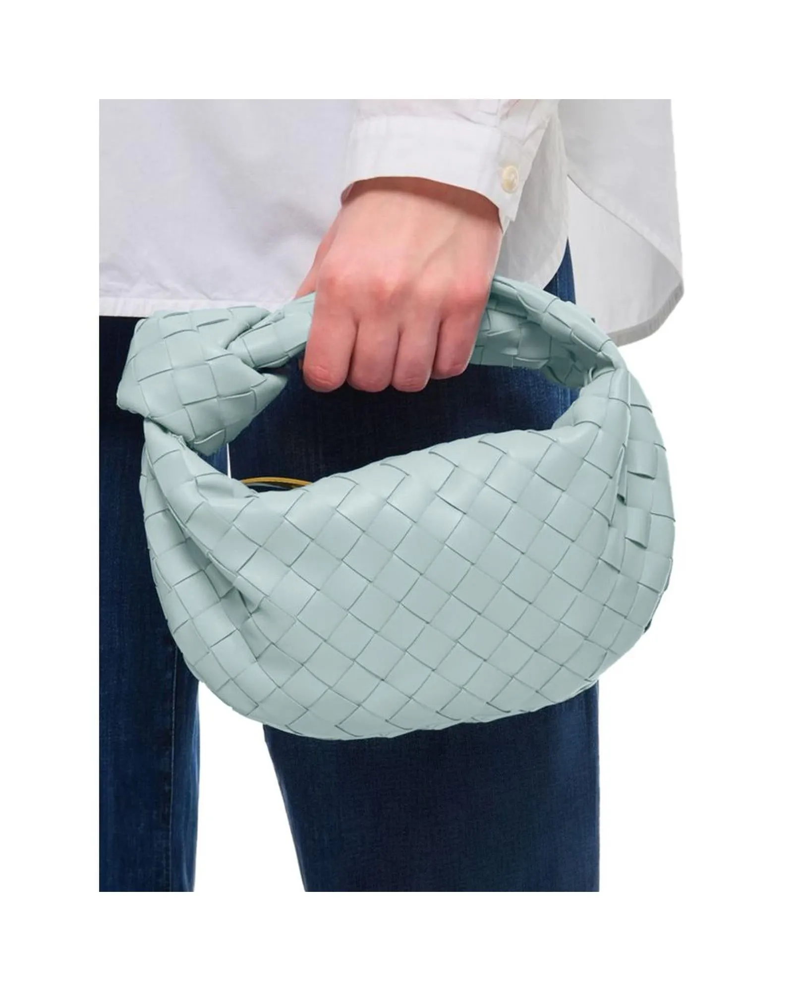 Bottega Veneta Elegant Leather Handbag with Classic Design
